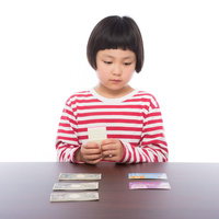 今月の家計の収支を確認する子どもの写真