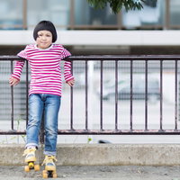 ローラースケートで運動する子供の練習風景の写真