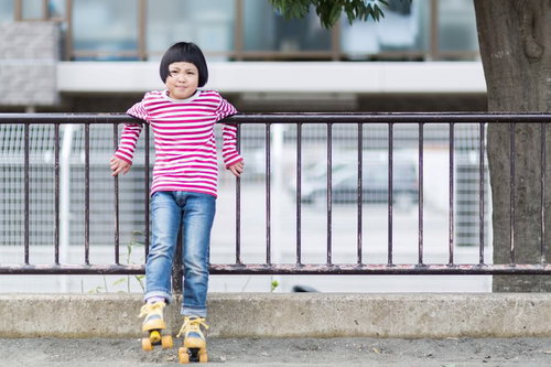 ローラースケートで運動する子供の練習風景