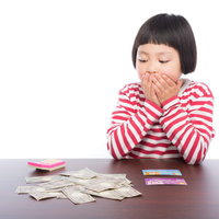 「えっ！こんなに払いすぎていたの」っと驚きを隠せない前髪パッツン少女の写真