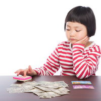 確定申告の控除額を電卓で計算する子どもの家計管理教育の写真