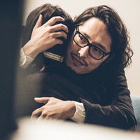 離婚を先延ばしにするために抱きしめる計画通りの男性の写真