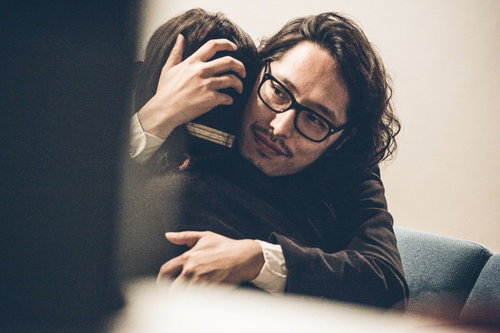 離婚を先延ばしにするために抱きしめる計画通りの男性