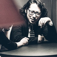 過去の武勇伝を語りだす男性（５度目）の写真