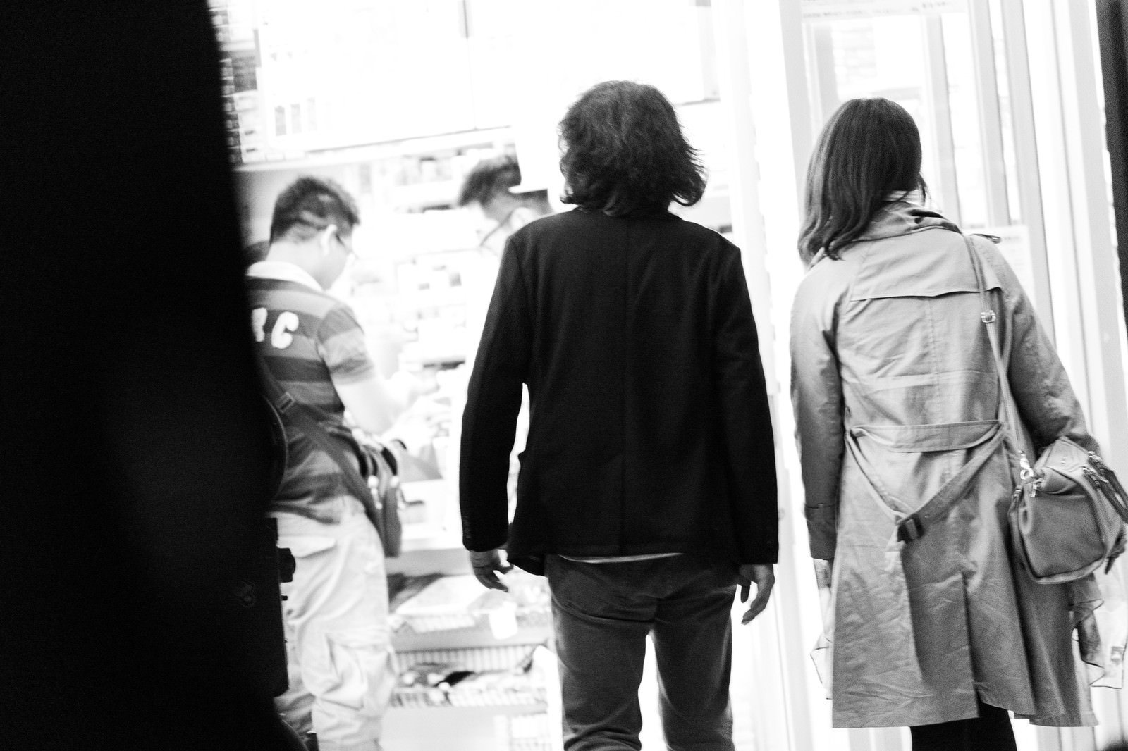 黒い上着やベージュコートの3人が後ろ姿で店舗に向かう写真［モデル：ゆうせい］