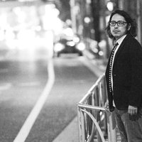 お持ち帰りに失敗した男性の夜の街の写真