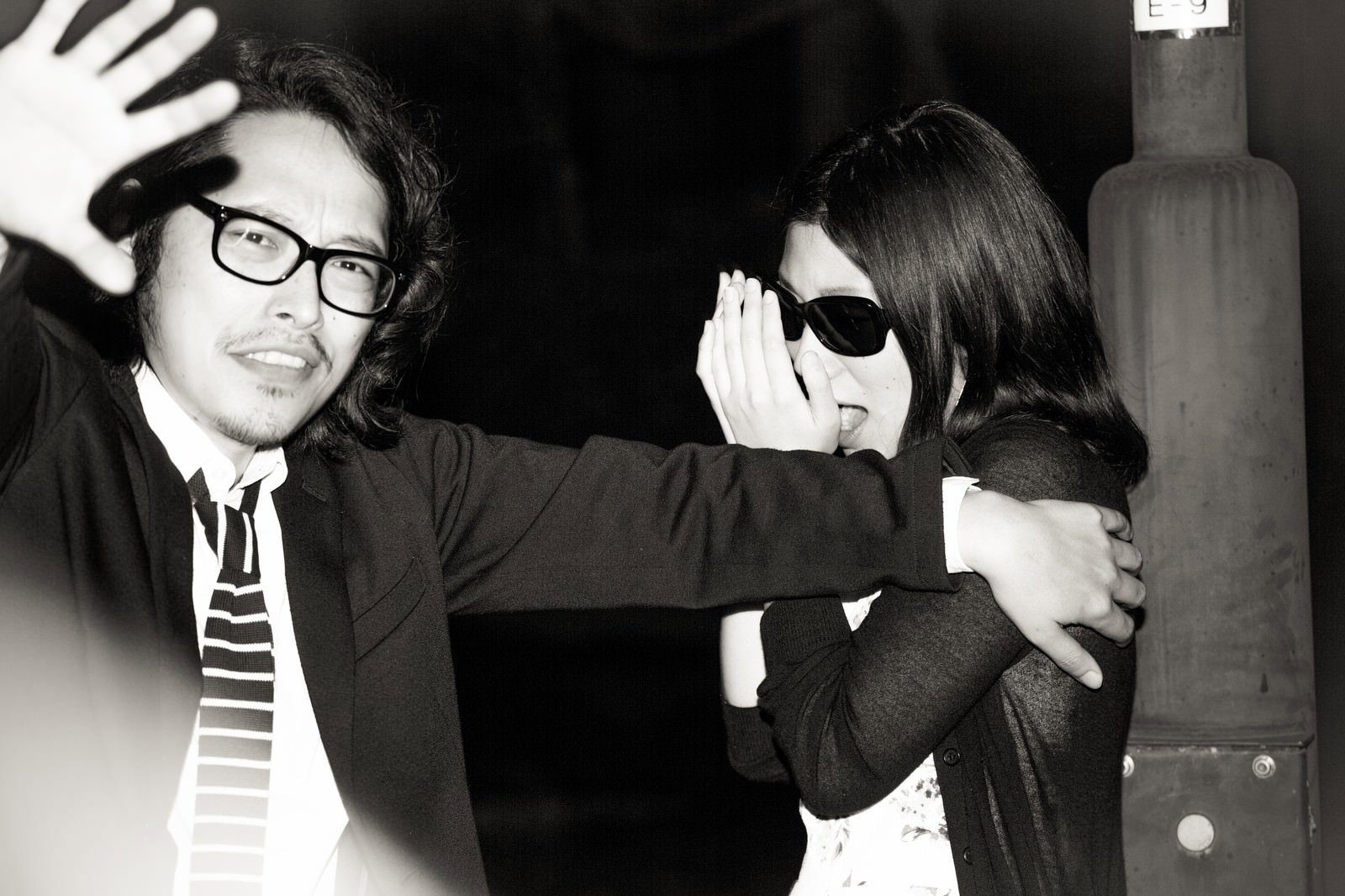 フラッシュで激写される不倫カップル［モデル：ゆうせい］