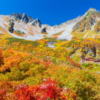 日本一の紅葉と言われる北アルプス涸沢カールの秋のピークの写真