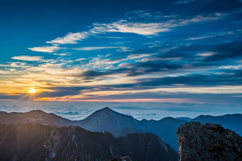 槍ヶ岳で迎える北アルプスの夜明けと雲海の絶景パノラマ