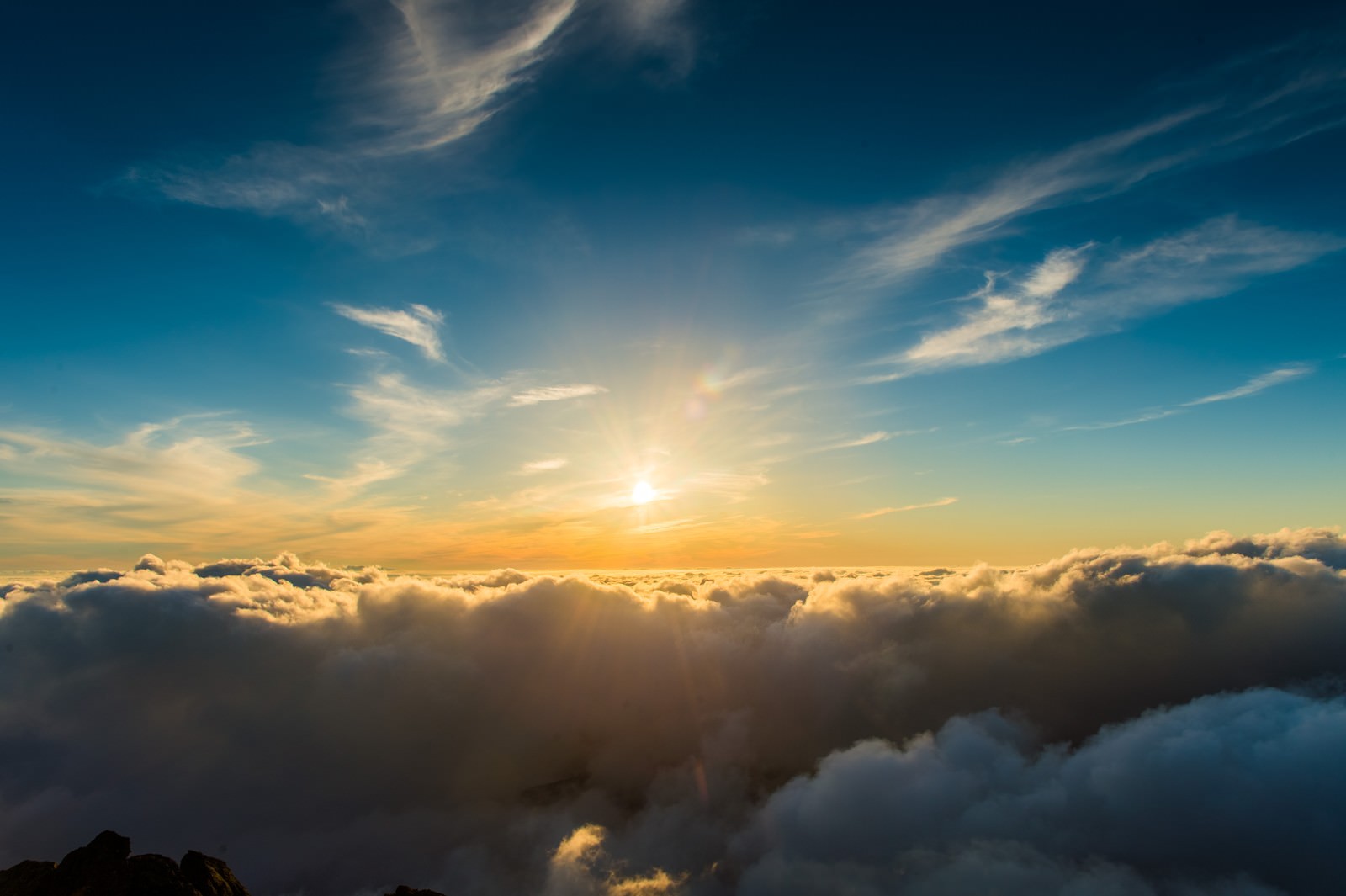 槍ヶ岳山頂から望む雲海と朝焼けの空