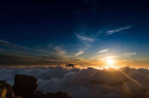 標高3000mを超える北アルプスの夕暮れと雲海