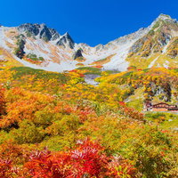 絶景の紅葉が見られる北アルプス涸沢カールの秋景色の写真