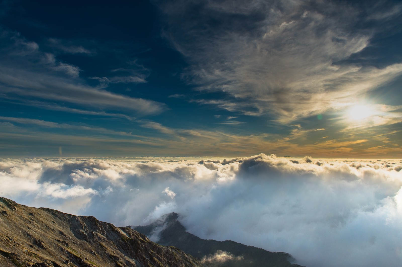 飛騨乗越の山頂と雲海が広がる夕暮れの風景