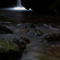 奥多摩・海沢探勝路の三ツ釜ノ滝の滝壺と渓流の写真