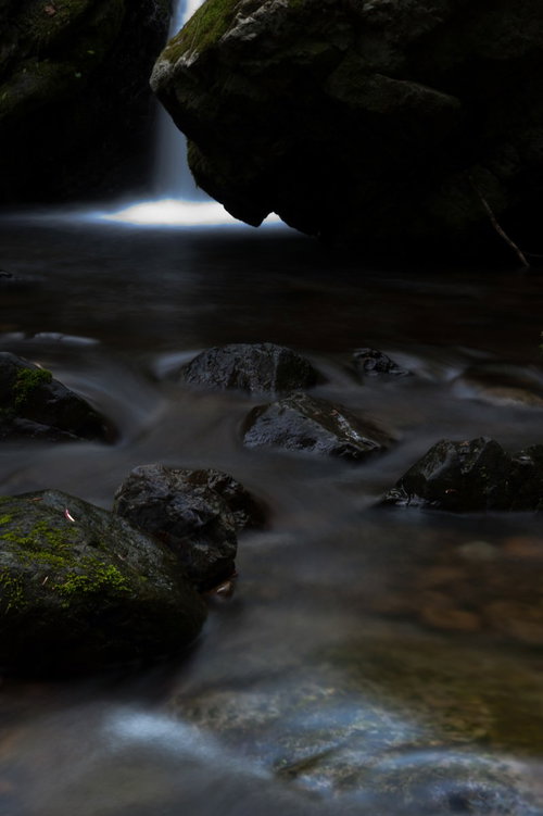 奥多摩・海沢探勝路の三ツ釜ノ滝の滝壺と渓流