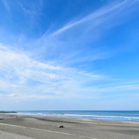 千葉県一宮町の東浪見海岸、青空に包まれた砂浜と海岸線の写真