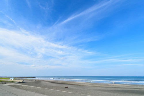 千葉県一宮町の東浪見海岸、青空に包まれた砂浜と海岸線