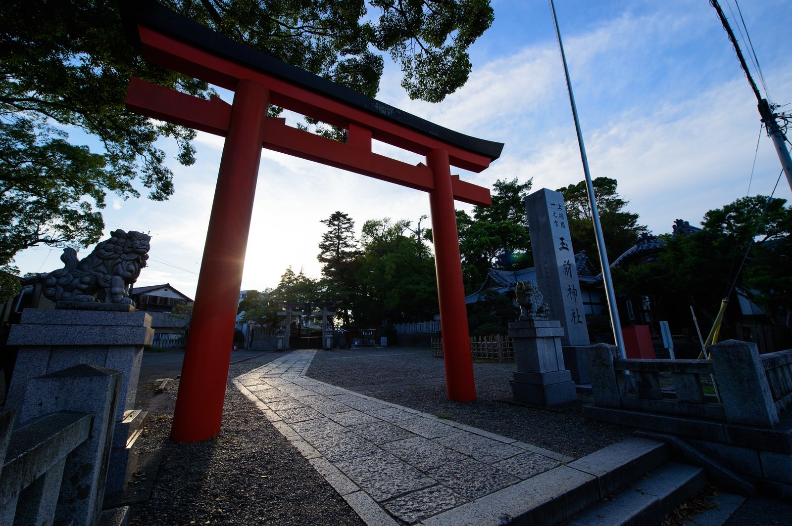 千葉県一宮町の玉前神社にある朱色の鳥居と参道の風景