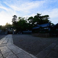 玉前神社の境内で夕暮れ時の石畳参道と鳥居の写真
