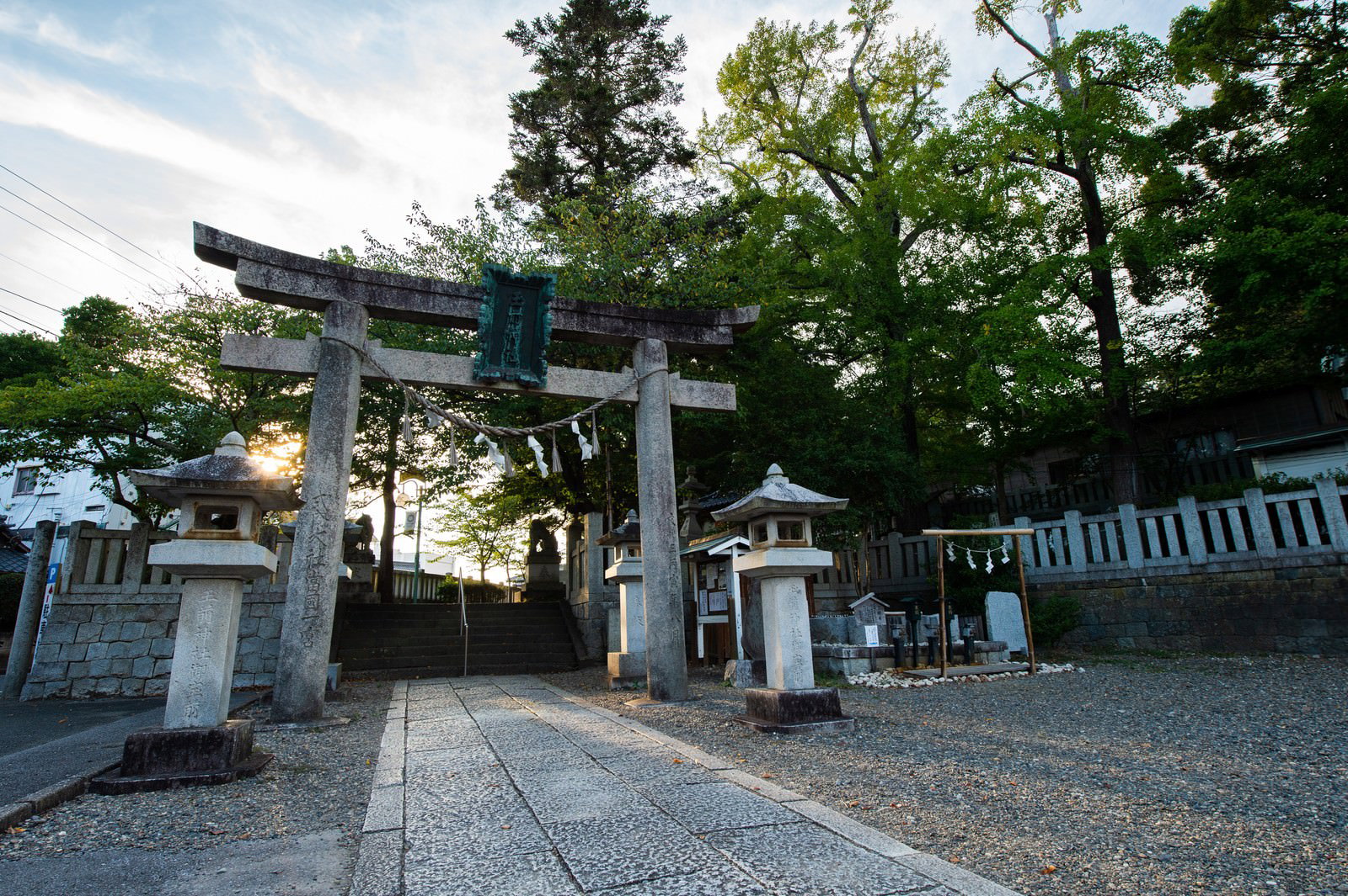 玉前神社の鳥居に夕方の光が差し込む境内の風景