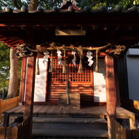 玉前神社の境内に鎮座する朱色の木造十二神社（千葉県一宮町）の写真