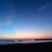 薄明の一宮海岸で夜が明ける千葉県一宮町の海岸風景の写真
