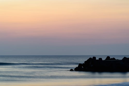 一宮海岸の朝焼けと防波堤、テトラポットに映る薄明の海（千葉県一宮町）