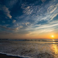 一宮海岸の海面に反射するレイライン 朝焼けと夕焼けの写真