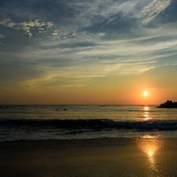 一宮海岸の浜辺に繋がるレイラインと朝日（千葉県一宮町）の写真