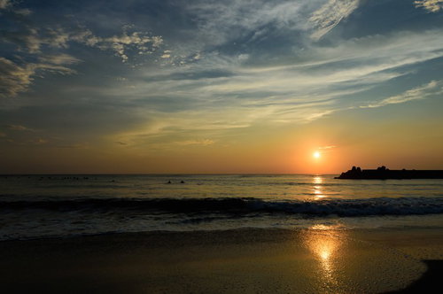 一宮海岸の浜辺に繋がるレイラインと朝日（千葉県一宮町）