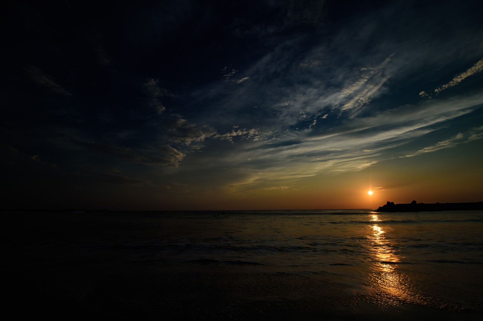 千葉県一宮町の一宮海岸で朝日が昇り海面に光の道を作る様子