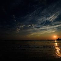 千葉県一宮町の一宮海岸に浮かぶレイラインと朝日のシルエットの写真