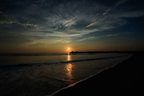 穏やかな波の上に繋がるレイライン、千葉県一宮町の朝焼け