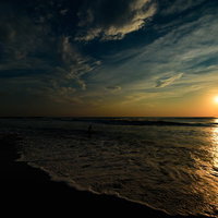 薄明に浮かぶ朝日とレイライン、一宮海岸の日の出の写真