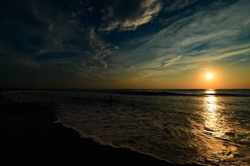 薄明に浮かぶ朝日とレイライン、一宮海岸の日の出
