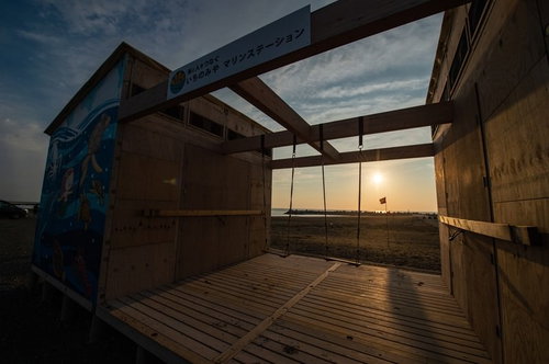 一宮海岸のマリンステーションにある木製デッキのブランコ