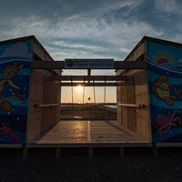 マリンステーション越しに見える一宮海岸の朝日の写真