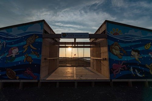 マリンステーション越しに見える一宮海岸の朝日