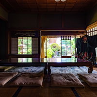 旧寿屋本家の畳座敷に並ぶ赤い座布団（千葉県一宮町）の写真