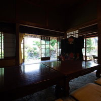 旧寿屋本家の座敷から見る緑の庭（千葉県一宮町）の写真