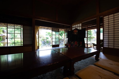 旧寿屋本家の座敷から見る緑の庭（千葉県一宮町）