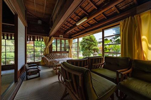 千葉県一宮町の旧寿屋本家のサンルームと庭園