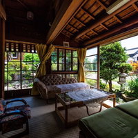 旧寿屋本家のサンルームから眺める古民家の庭（千葉県一宮町）の写真