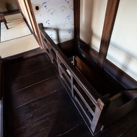 旧寿屋本家の木製階段と昭和の座敷空間（千葉県一宮町）の写真