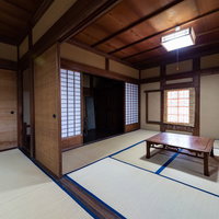 千葉県一宮町の古民家、木の梁が見える畳の和室の写真