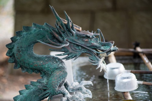 玉前神社の手水舎におられる龍神様（千葉県一宮町）