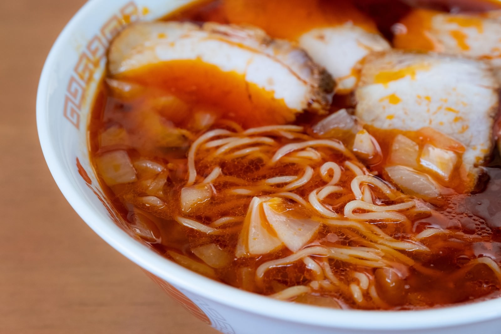 白い丼に盛られたはらだの勝浦タンタンメン、チャーシュー付き