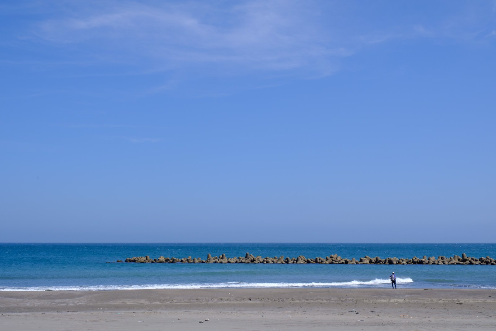 千葉県一宮町の一宮海岸で青空の下に広がる砂浜と海の風景
