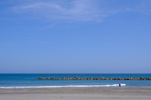 千葉県一宮町の一宮海岸と青空の海岸線、砂浜とサーファー