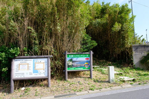 千葉県いすみ市の一ノ宮町の丘へ続くハイキングコース入口